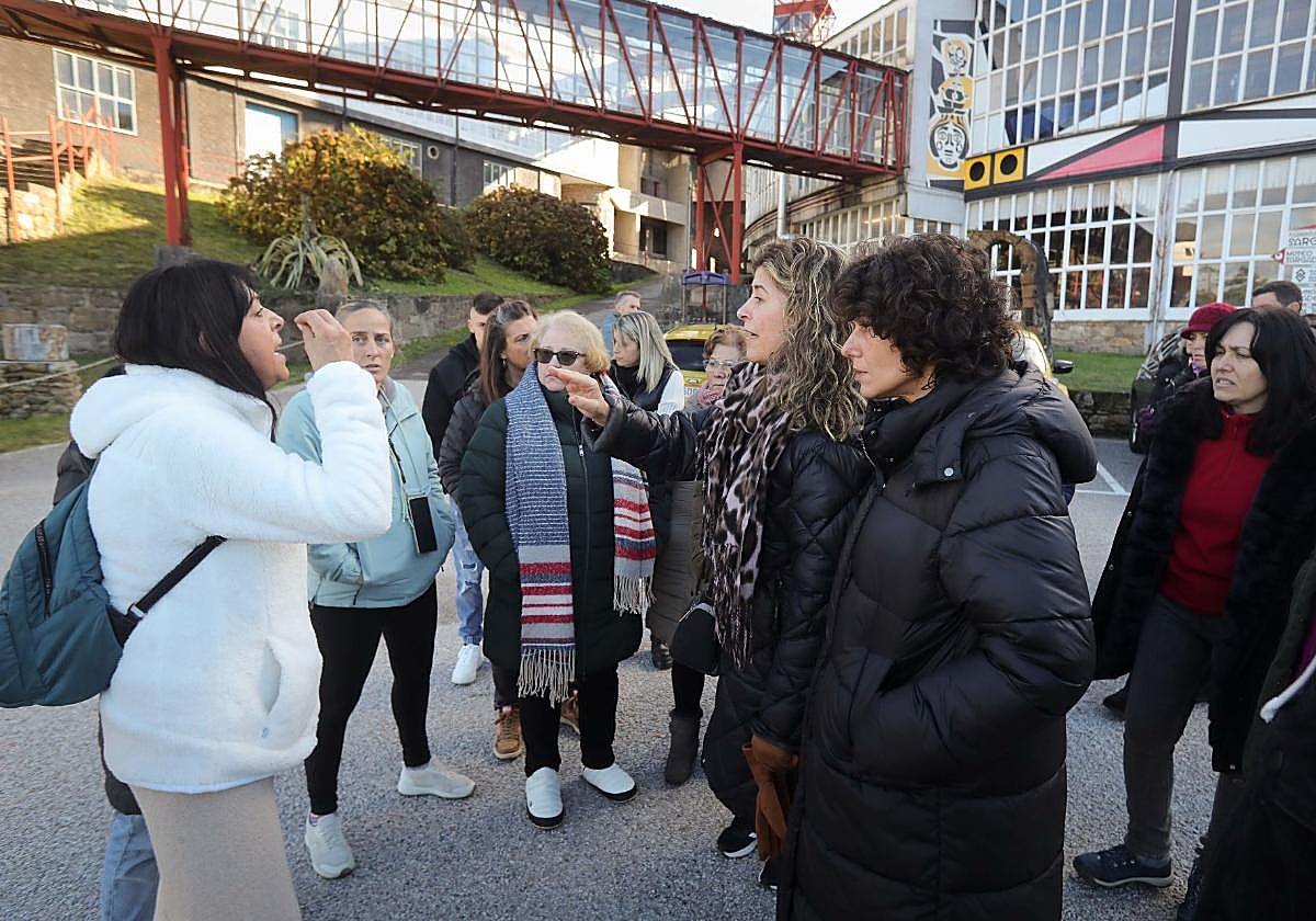 Trabajadoras de Sargadelos frente a la factoría el pasado viernes