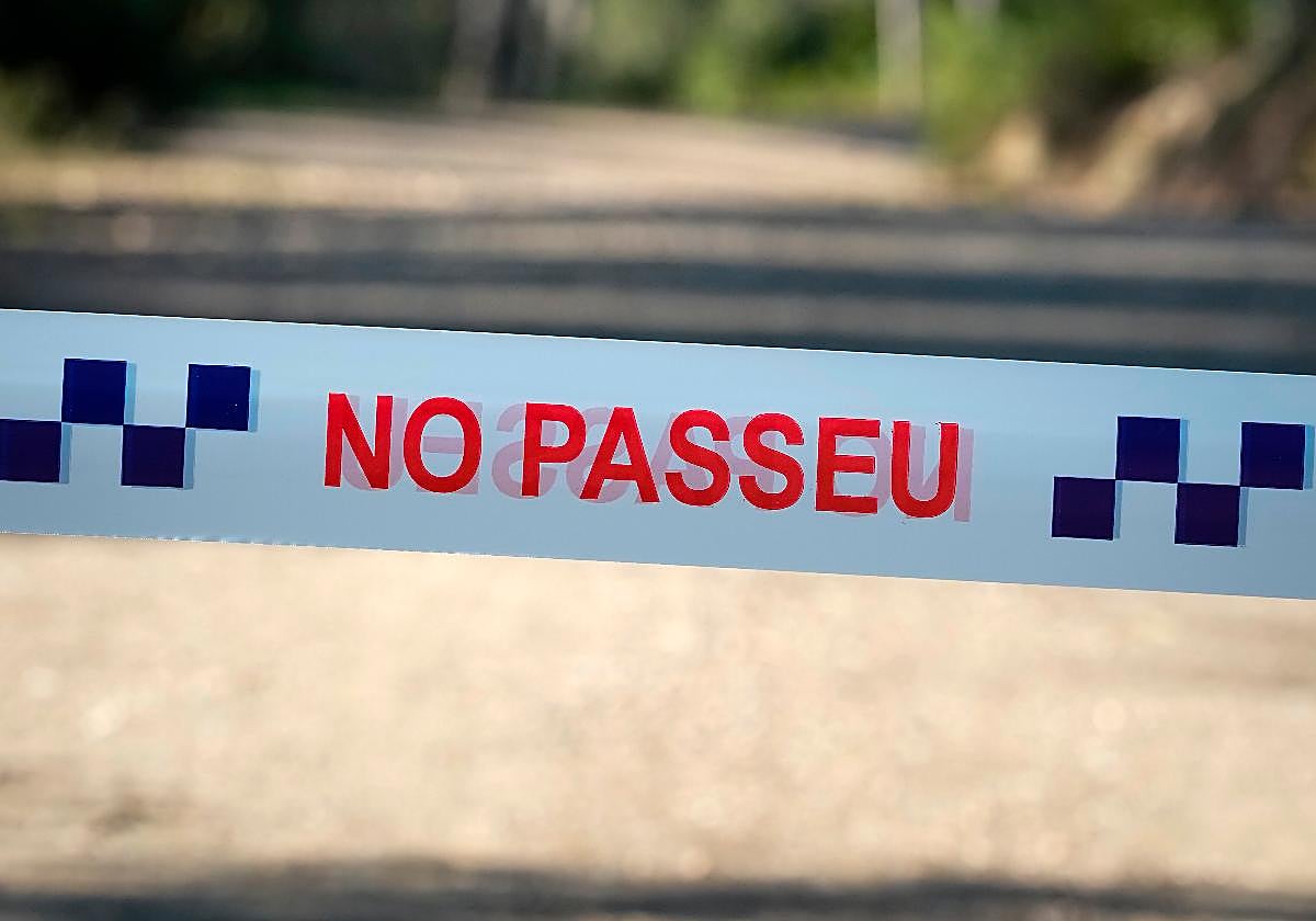 Aspecto de uno de los accesos al Parque Natural de Collserola, alertando de la presencia de la peste porcina hallada en jabalíes autóctonos de la zona,