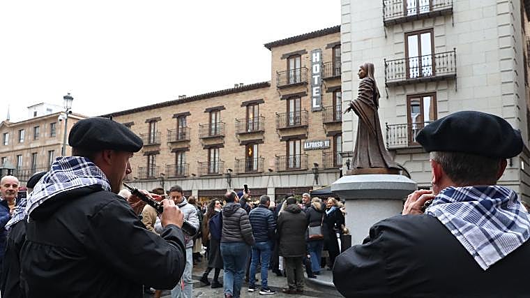 Dulzaina La Sagra provided music at the statue's opening ceremony