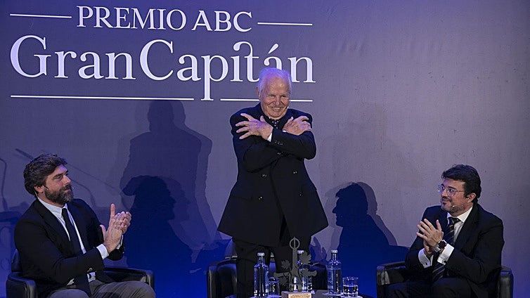 La entrega del Premio Gran Capitán de ABC a El Cordobés, en imágenes
