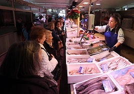 Los pescaderos de Córdoba alertan de cara a las comidas navideñas: «Hay pocas gambas y el precio seguirá subiendo»