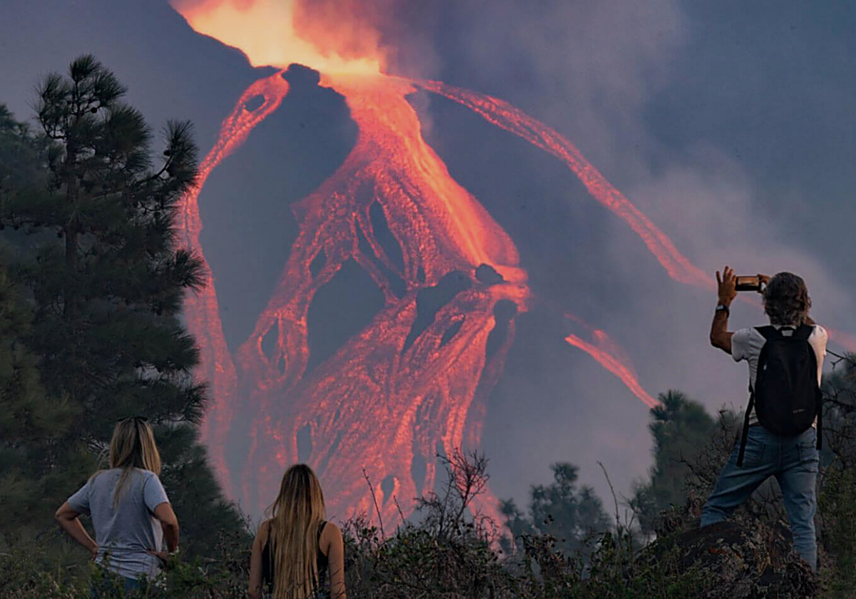 Cráter principal  del volcán Tajogaite, en erupción en 2021 en la isla  de La Palma