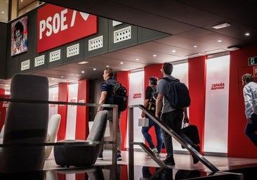 Agentes de la UCO en la sede del PSOE en Ferraz