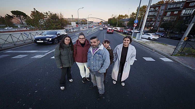 Dos décadas entre 'rejas': los vecinos exigen más buses, desatascar los accesos y acelerar el Cercanías