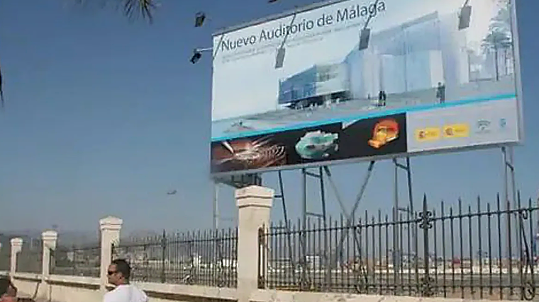 Cartel de Auditorio delante del puerto de Málaga