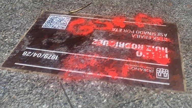 Vandalizan con mensajes de «Gora ETA» las placas en memoria de sus víctimas en Durango cinco días después de colocarlas