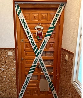 Imagen secundaria 2 - La víctima vivía en el primer piso del número 12 de la calle Cirilo Montero, que ha sido precintado por la Guardia Civil después de que se haya levantado el cadáver