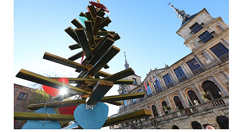 Un árbol lleno de deseos en Toledo para celebrar el Día de las Personas con Discapacidad: «Pedimos salud y empleo, como todo el mundo»