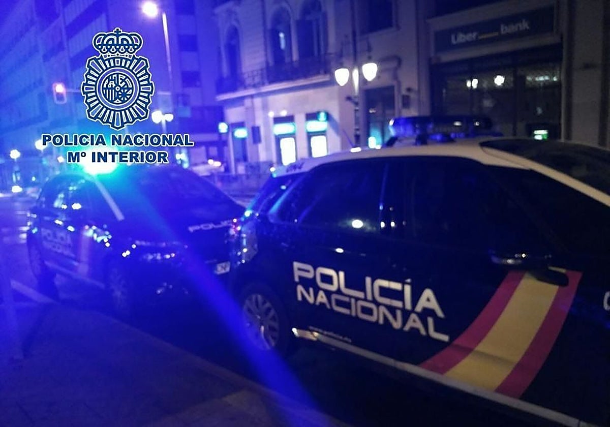 En una foto de archivo un vehículo de la Policía Nacional, durante una actuación de madrugada