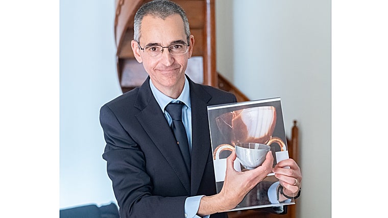 El profesor Manuel Zarzo de la Uinversitat Politècnica de València, con material gráfico y una muestra para exponer sus descubrimientos