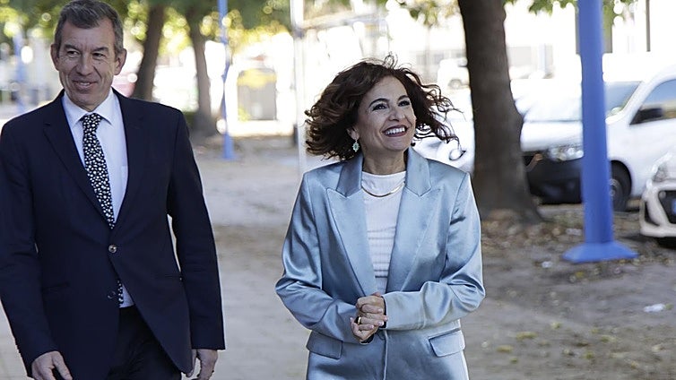 Ábalos, Paco Salazar, Junts... María Jesús Montero no se sale un milímetro del dictado del presidente Pedro Sánchez