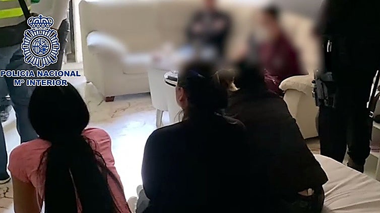 Una fortuna 'limpia' de 3,5 millones lavando dinero de proxenetas con 42 mujeres explotadas