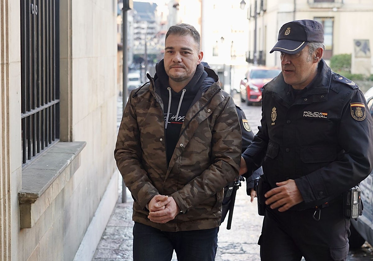 El acusado de asesinar a su padre en Sota de Valderrueda (León) a su entrada al juicio