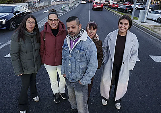 Dos décadas entre 'rejas': los vecinos exigen más buses, desatascar los accesos y acelerar el Cercanías