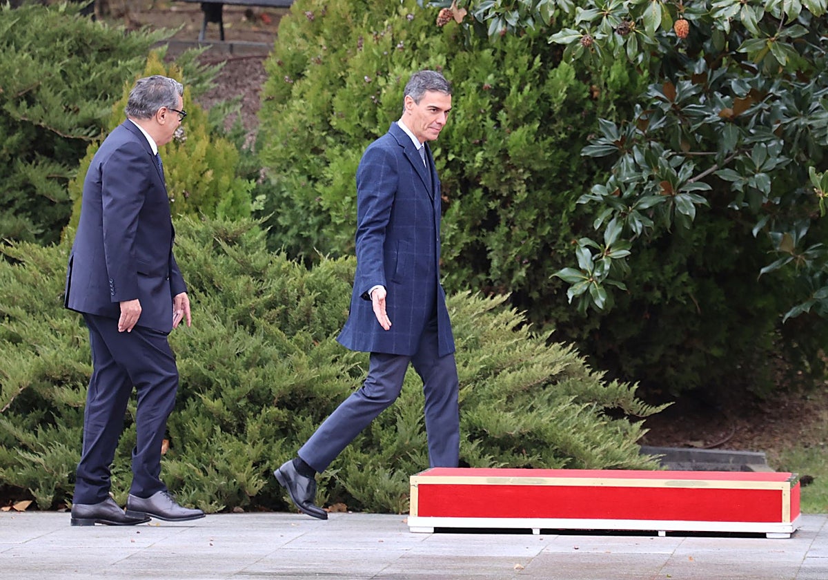 El presidente del Gobierno, Pedro Sánchez, y el primer ministro de Marruecos, Aziz Akhannouch, en el Palacio de la Moncloa