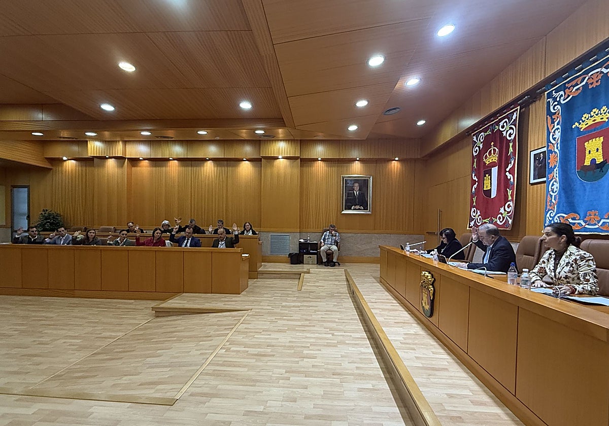 Momento de las votaciones en el Pleno del Ayuntamiento de Talavera