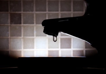 Una gota de agua saliendo de un grifo en una vivienda de Córdoba