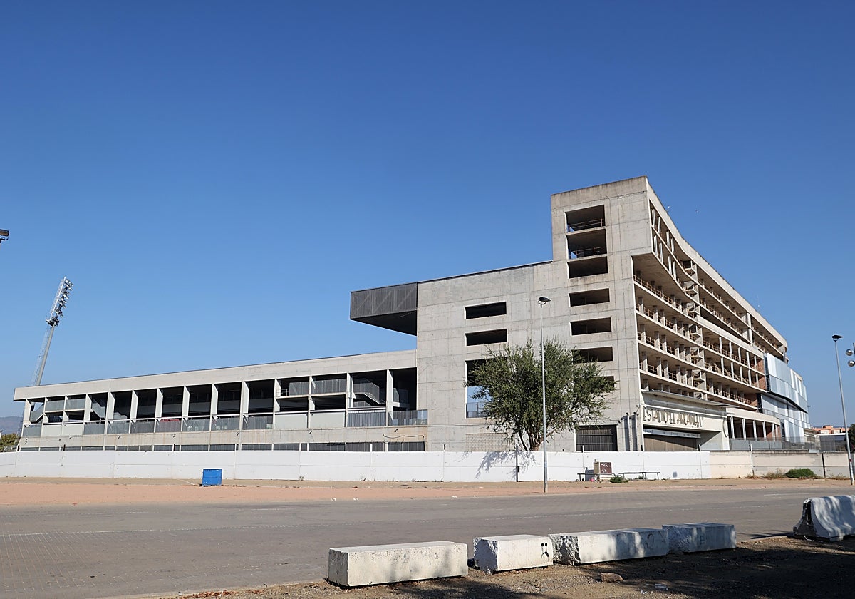 Zonas del estadio (Fondo Sur a la izquierda y Preferencia, a la derecha) donde se va a cerrar la fachada