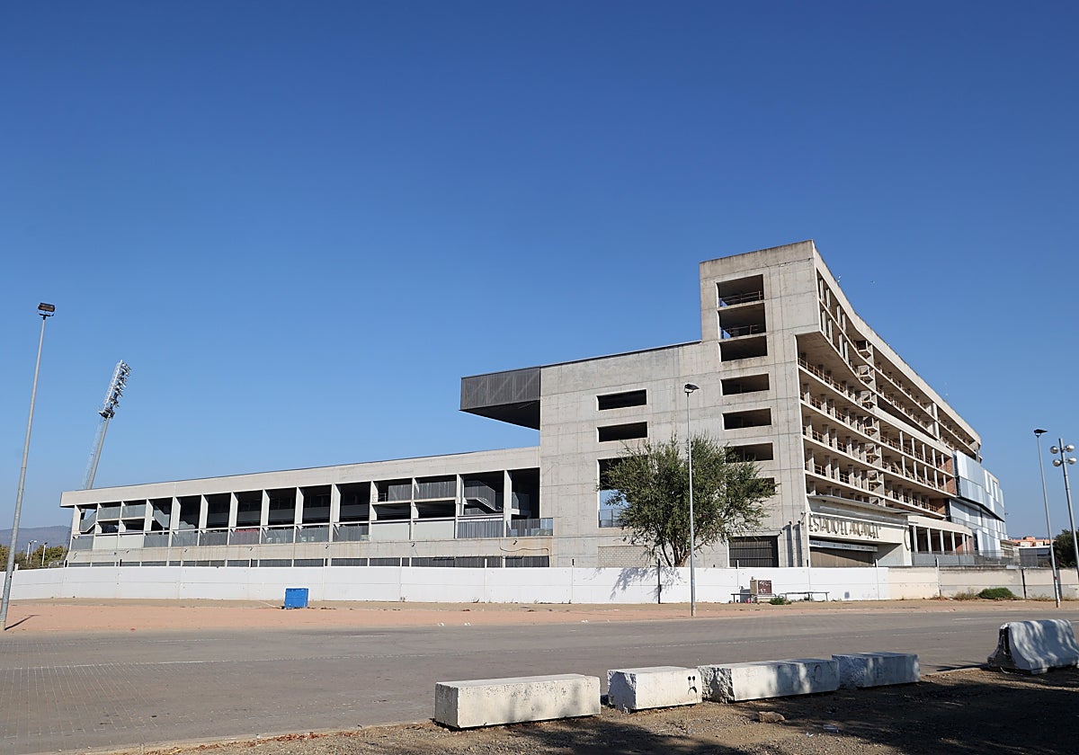 Zonas del estadio (Fondo Sur a la izquierda y Preferencia, a la derecha) donde se va a cerrar la fachada