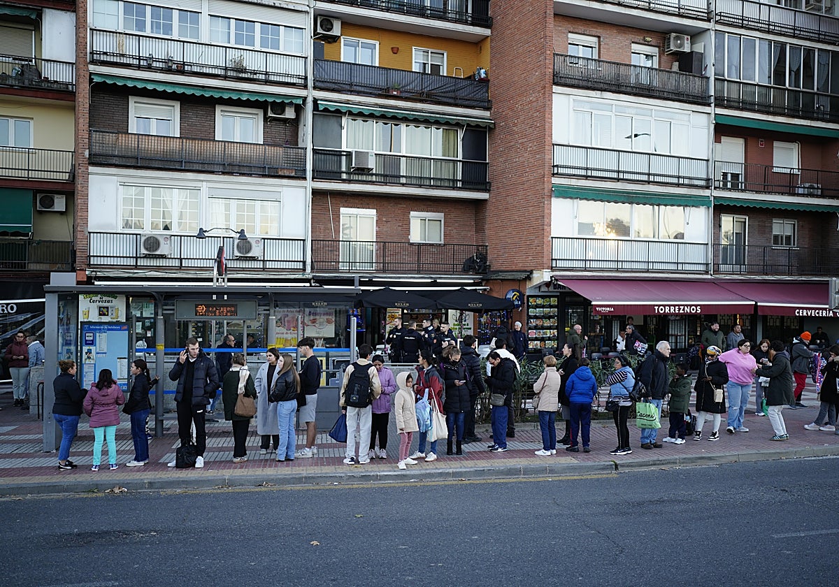Colas en la marquesina de la línea 77, próxima a la boca de Metro Canillejas