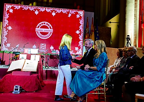 Imagen secundaria 1 - Guerra, la familia de Lambán, Azcón y Alegría, entre los presentes 