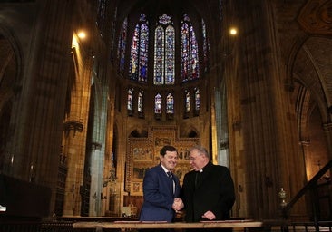 El presidente de la Junta, Alfonso Fernández Mañueco, y el Obispo, Luis Ángel de las Heras Berzal, tras firmar el protocolo para la intervención en la Catedral de León