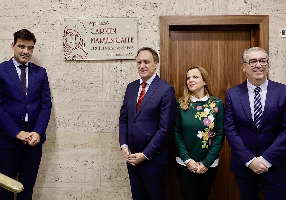 Unicaja celebra la inauguración de la placa conmemorativa por el centenario del nacimiento de la escritora Carmen Martín Gaite en el edificio de la entidad en la plaza de los Bandos