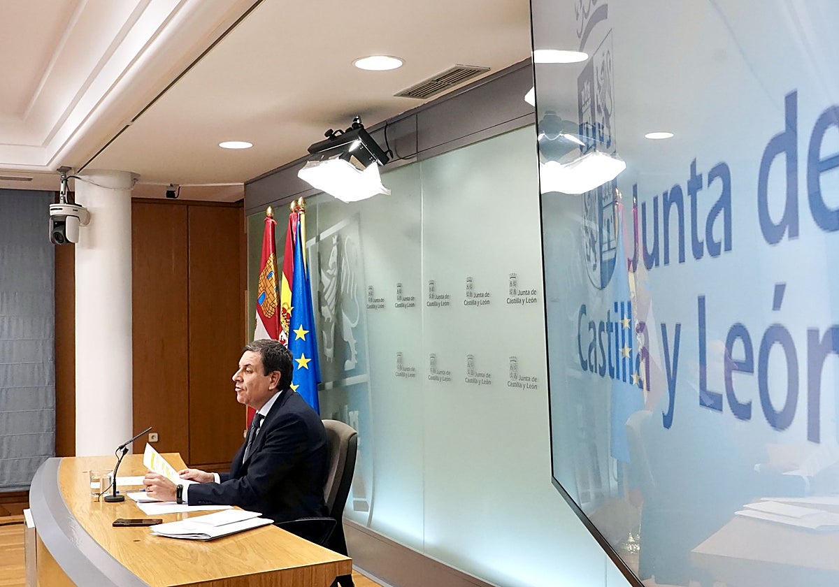 El consejero y portavoz de la Junta, Carlos Fernández Carriedo, durante la rueda de prensa posterior al Consejo de Gobierno