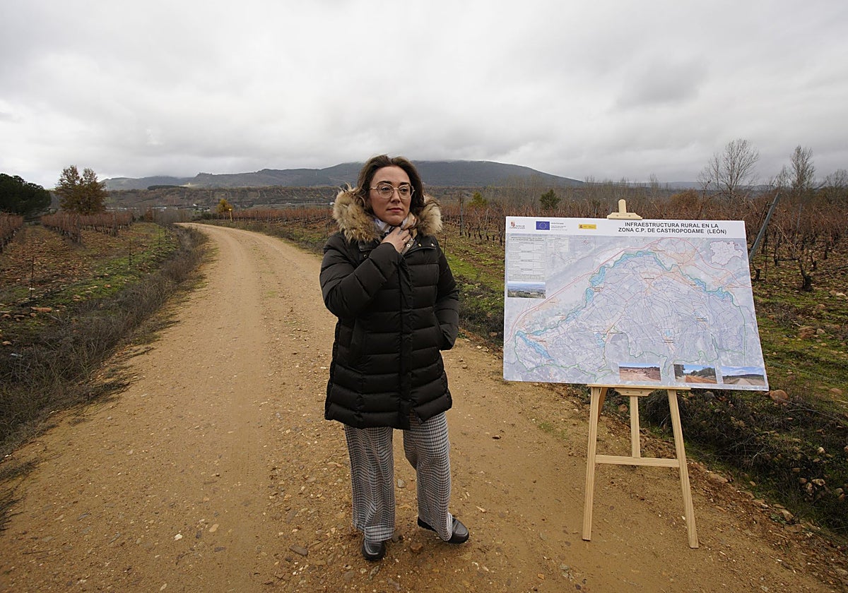 La consejera de Agricultura, durante su visita al Bierzo