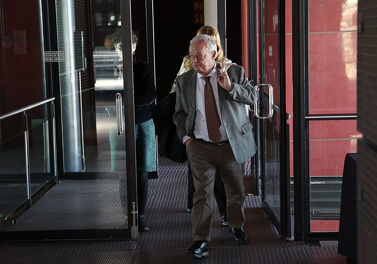 El consejero Gonzalo Santonja entra en el Museo Reina Sofía, donde tuvo lugar la Conferencia Sectorial