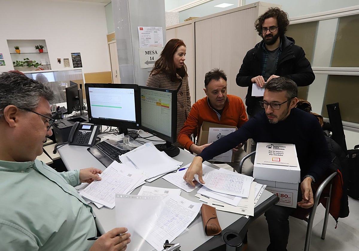Entrega de las 5.754 en el registro de entrada del Ayuntamiento de Córdoba