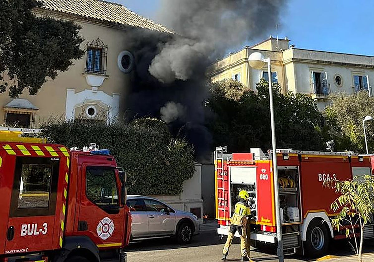 Los bomberos actúan en un incendio de un bloque en Córdoba