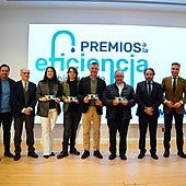 Foto de familia de los galadorandos con los Premios Emacsa