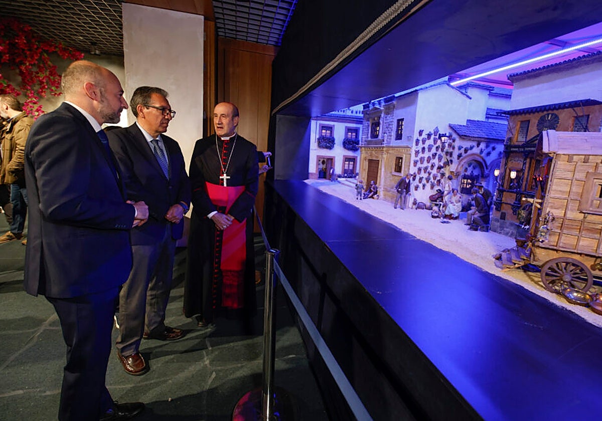 El obispo de Córdoba, Jesús Fernández, visita el Belén de la Fundación Cajasol