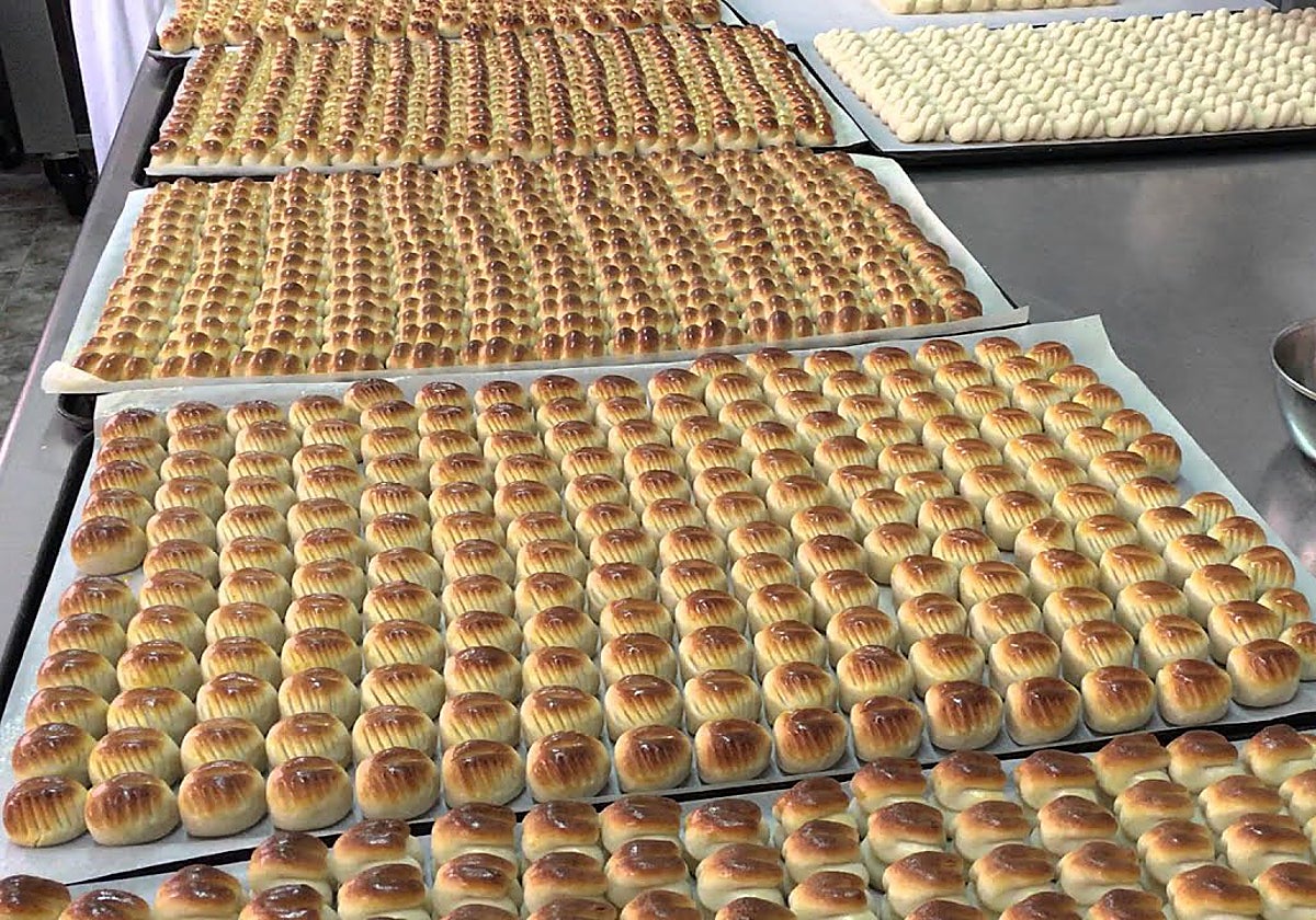 Bandejas de mazapán recién horneado en el Convento de San Clemente