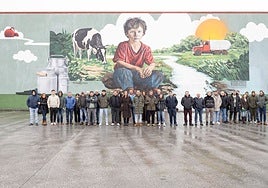 Miembros del grupo Lence frente al mural que honra la dedicación de los ganaderos en Lugo