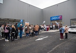 Los clientes hacen cola ante la inauguración de la tienda de Pepco en 'Palma Plaza'
