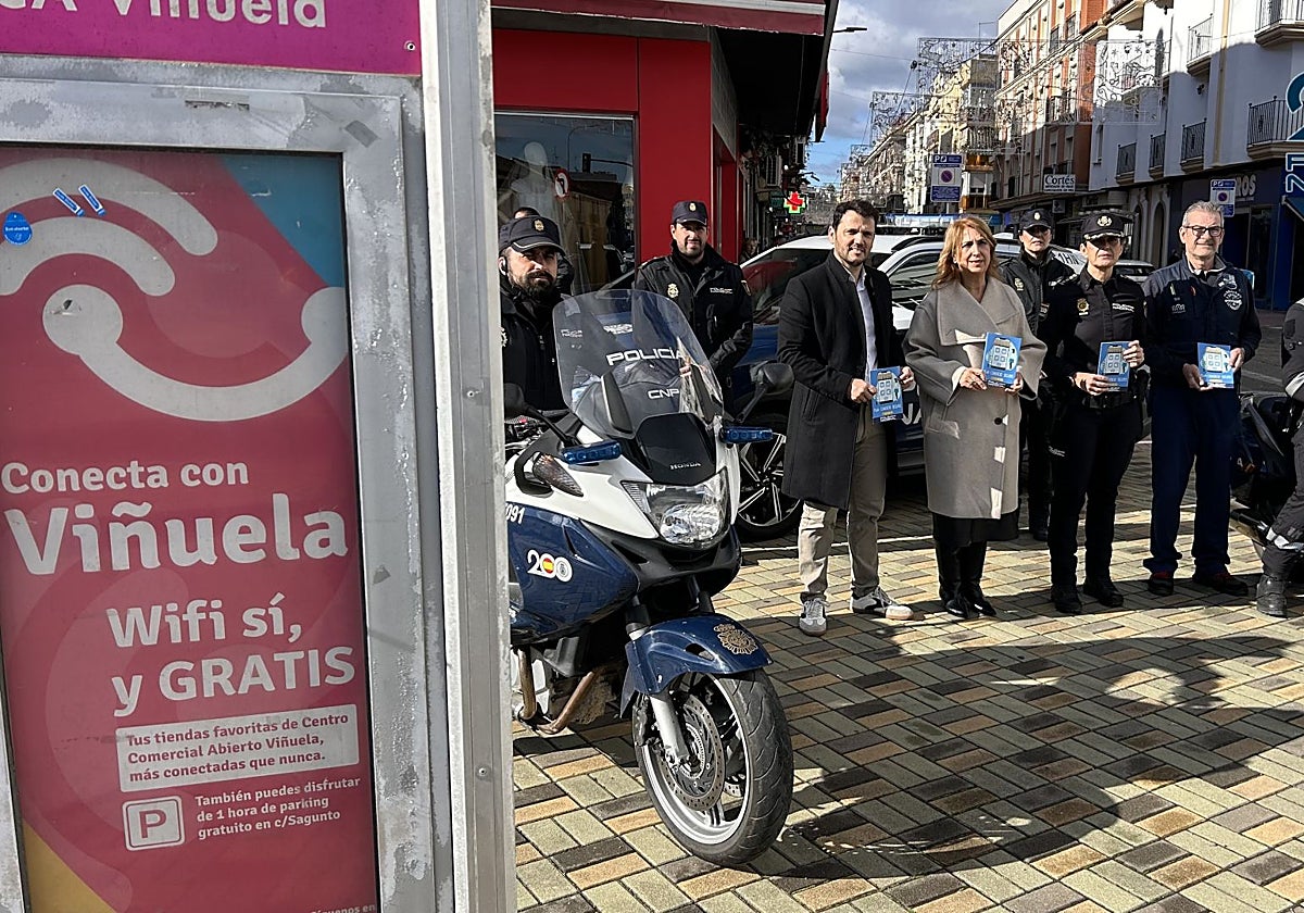 La subdelegada del Gobierno, Ana María López y la comisaria principal María Dolores López en La Viñuela
