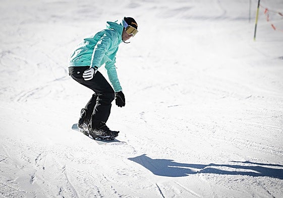 Un aficionado al snowboard, en la jornada inaugural de la presente temporada en Sierra Nevada