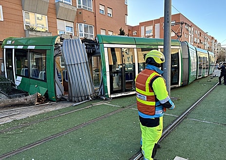 Segunda imagem 1. Bonde Parla, ontem; As fotos abaixo mostram um descarrilamento após colisão com uma van em 2023 e outro jovem sentado nela.