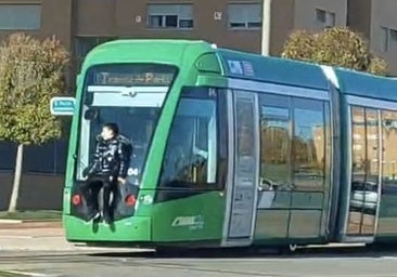 Encaramados al tranvía: el 'juego' de moda entre los adolescentes de Parla