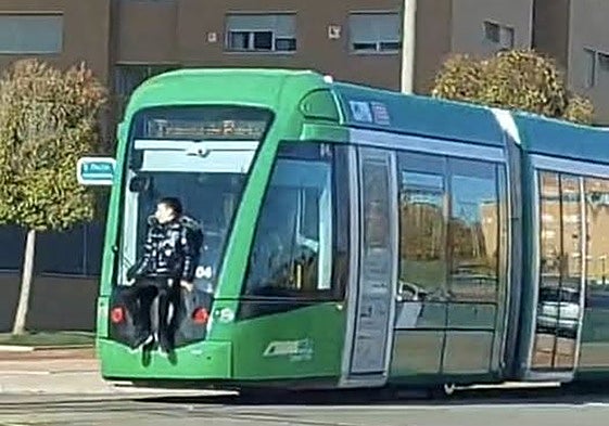 Encaramados al tranvía: el 'juego' de moda entre los adolescentes de Parla