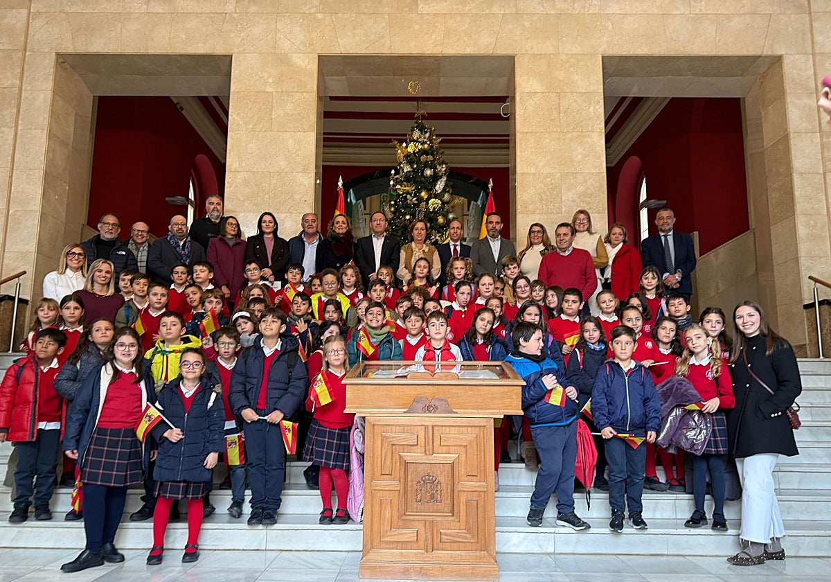 Ochenta alumnos del Colegio Infantes han celebrado con los diputados provinciales el Día de la Constitución