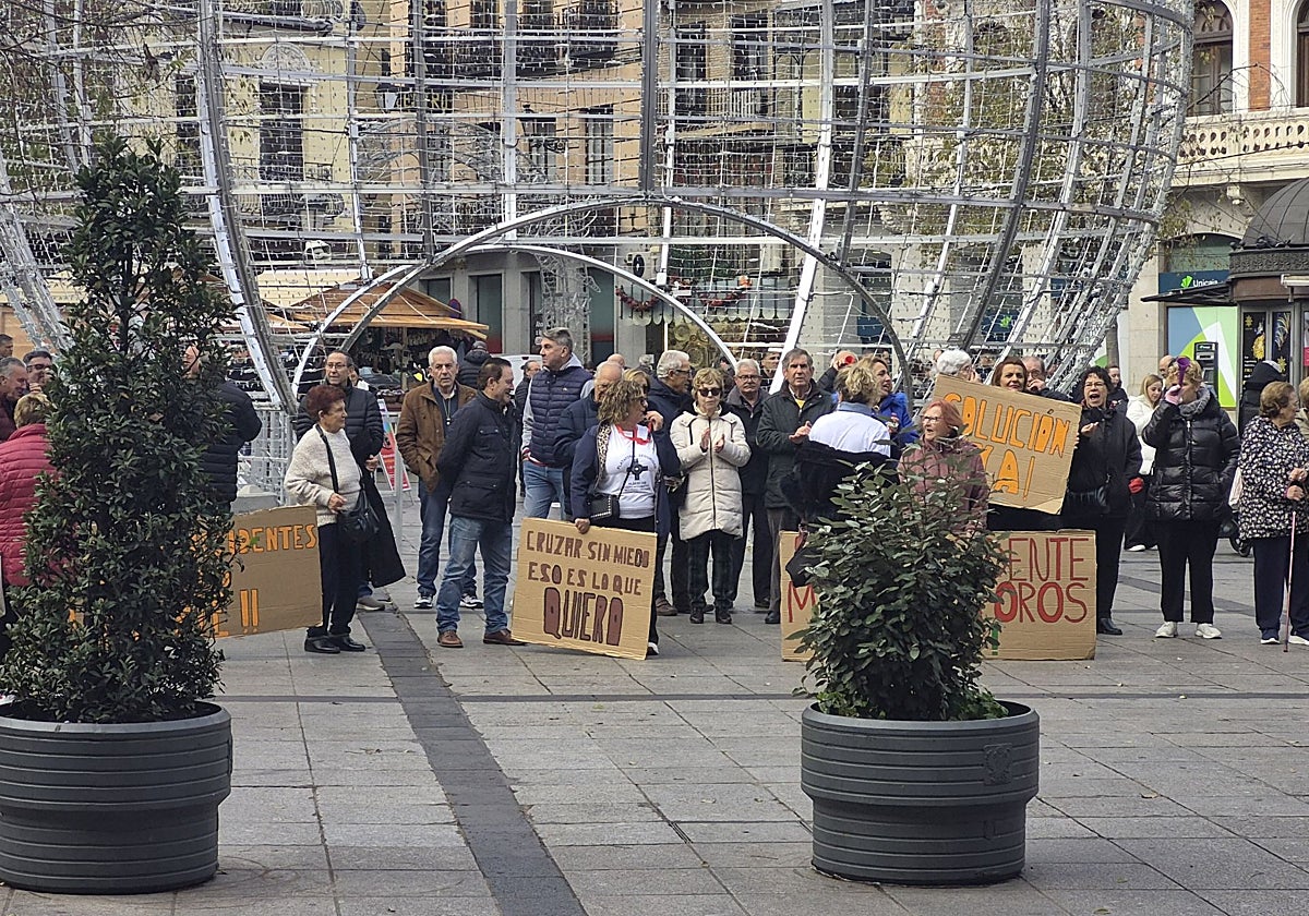 Los vecinos de Alberche del Caudillo se concentraron este viernes en la plaza de Zocodover