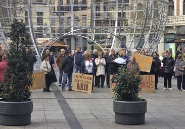 Los vecinos de Alberche del Caudillo se concentraron este viernes en la plaza de Zocodover