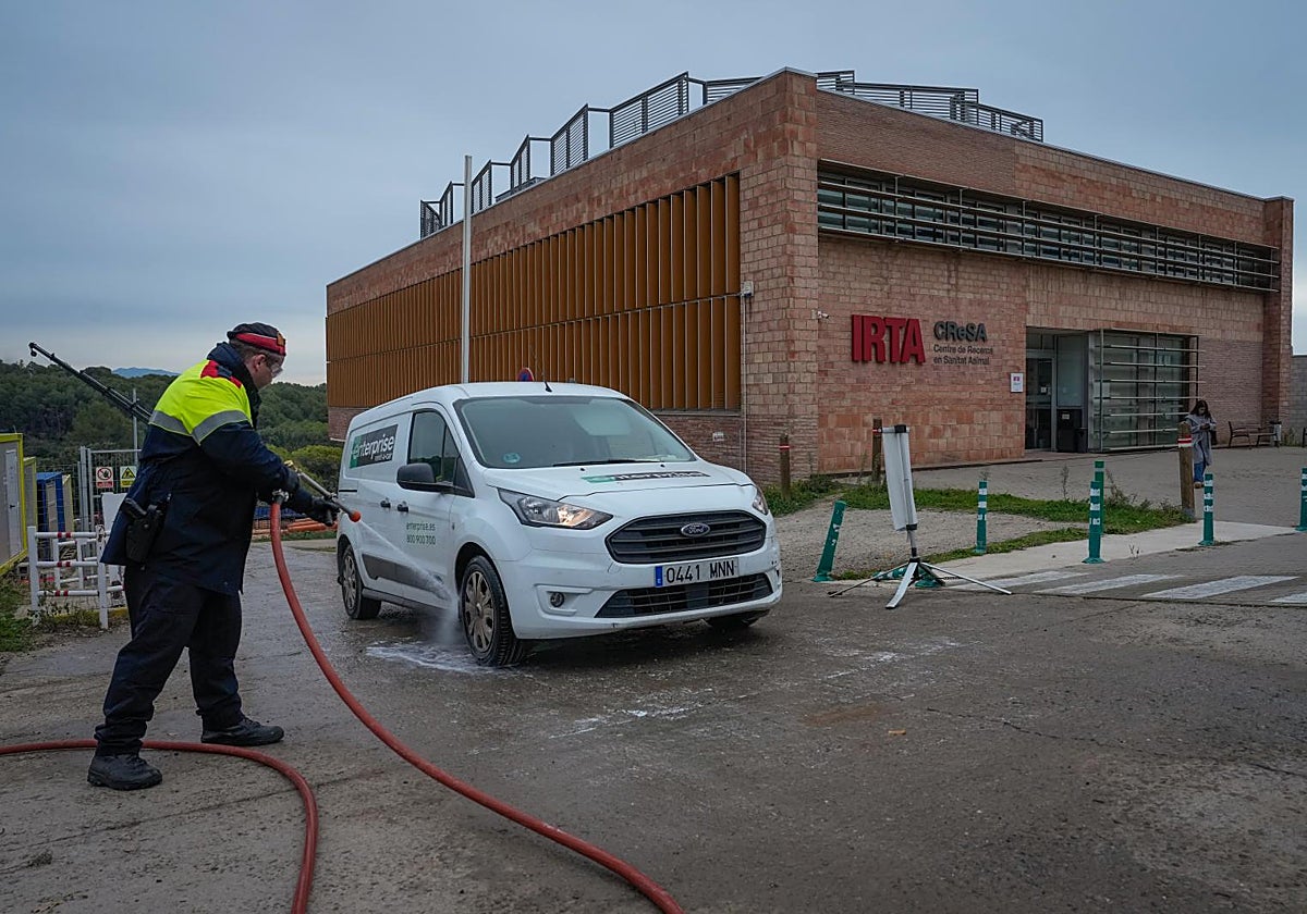 Desinfección de un vehículo, saliendo del centro de investigación