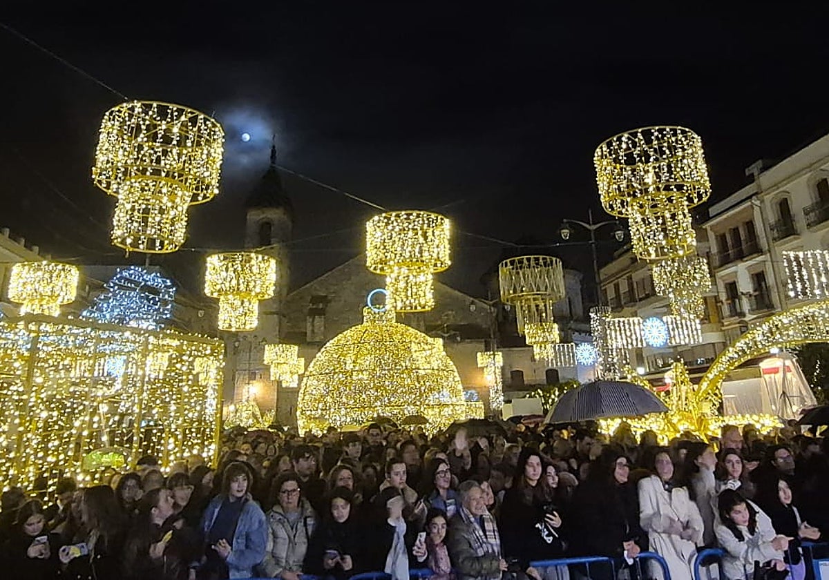 Público agolpado en la Plaza Nueva para asistir al encendido del alumbrado navideño
