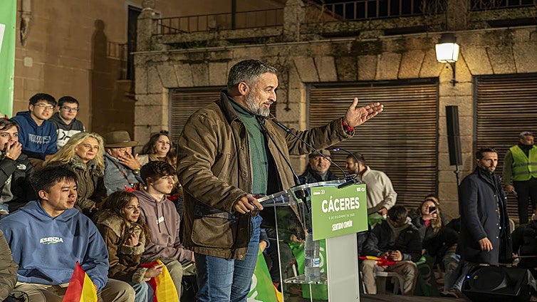Santiago Abascal critica a Loles López por señalar que el libro de Soto Ivars debió presentarse «en privado» y amenaza con «cargarse» todas las consejerías de Igualdad