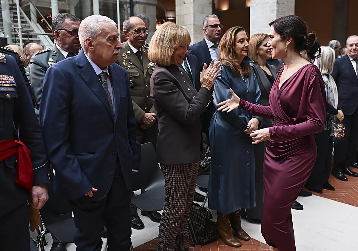 Isabel Díaz Ayuso saluda a la expresidenta de la Comunidad de Madrid Esperanza Aguirre