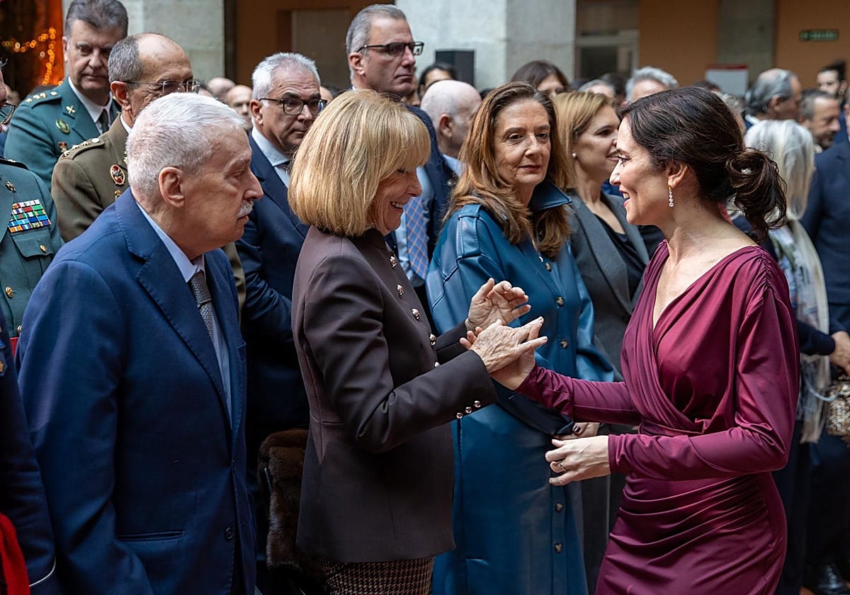 Isabel Díaz Ayuso saluda a Esperanza Aguirre, ante la mirada de Joaquín Leguina